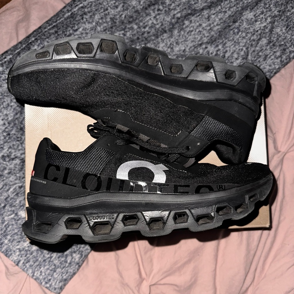 On Cloud monster’s Size 9 Men